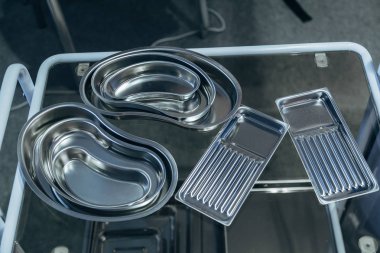 Çeşitli boyutlarda paslanmaz çelik cerrahi enstrüman tepsileri