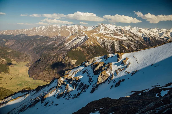 Dağlar manzaralı. Kafkas dağ sırtı ve kar örtüleri, Ar — Stok fotoğraf