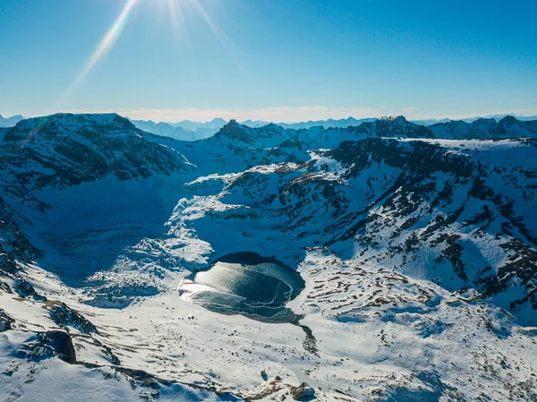 Cold frozen highland lake among snowy mountains, Arkhyz, Caucasu — Stock Photo, Image