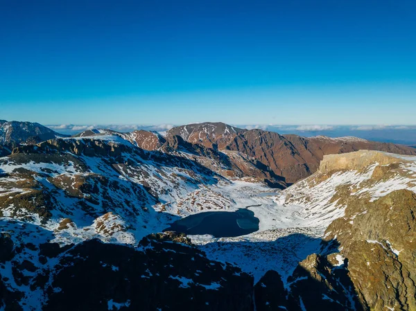 Lago frío congelado de las tierras altas entre montañas nevadas, Arkhyz, Caucasu —  Fotos de Stock