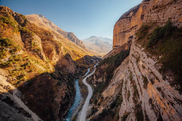 Büyük Chegem nehri kanyonu güneşli altın sonbaharda, Ka Cumhuriyeti — Stok fotoğraf