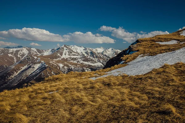 Dağlar manzaralı. Kafkas dağ sırtı ve kar örtüleri, Ar — Stok fotoğraf