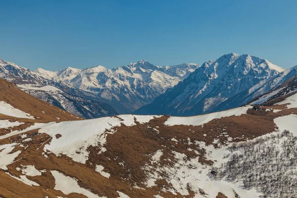 Dağlar manzaralı. Kafkas dağ sırtı ve kar örtüleri, Ar — Stok fotoğraf