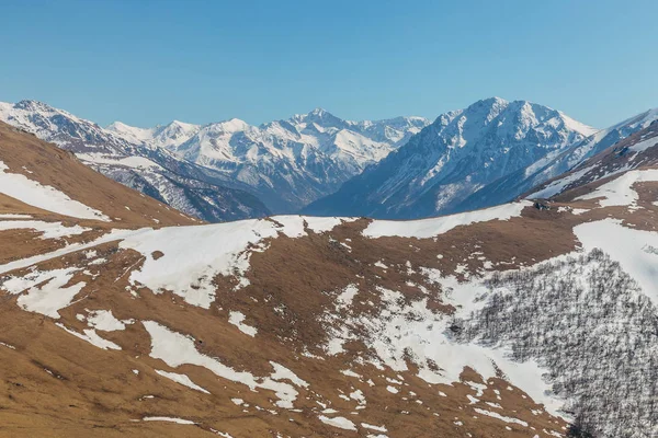 Dağ manzarası. Kafkasya dağ sırtı, karla kaplı, Ark. — Stok fotoğraf