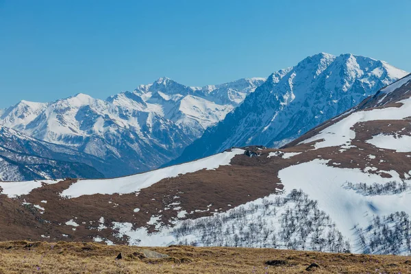 Dağ manzarası. Kafkasya dağ sırtı, karla kaplı, Ark. — Stok fotoğraf