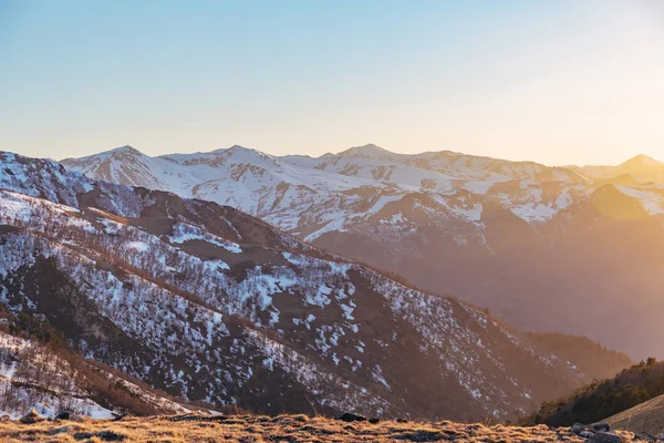Beautiful evening sunset at Caucasian mountains with snow caps, — Stock Photo, Image
