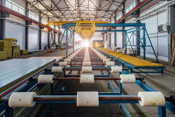 Linha de produção de painel de sanduíche de isolamento. Transportador de rolo de ma — Fotografia de Stock