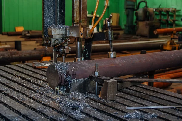 Máquina de corte de trabalho com aparas de metal, de perto — Fotografia de Stock