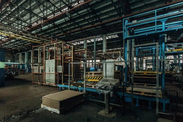 Transportador de rolo velho e máquina de embalagem em fábrica abandonada — Fotografia de Stock