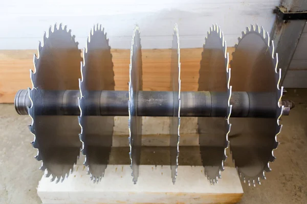Hojas de sierra circulares para máquina herramienta de carpintería. Vista de primer plano —  Fotos de Stock