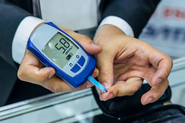 Dijital glukometre kullanarak kan seviyesini ölçen adam — Stok fotoğraf