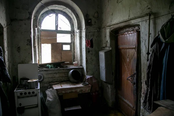 Sombre et minable cuisine désordonnée dans le pauvre appartement de vieux émergenc — Photo