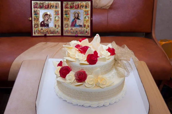 Güllü düğün pastası ve ikon arka planda kuşlar — Stok fotoğraf