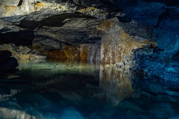 Gamle forladte oversvømmet kalksten mine Gurievsky i Byakovo, Tula - Stock-foto