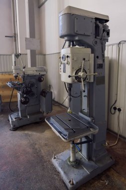 Fabrika atölyesinde endüstriyel sondaj makinesi araçları