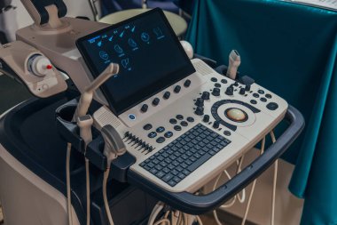 Sonografi kliniğindeki modern ultrason makinesi.