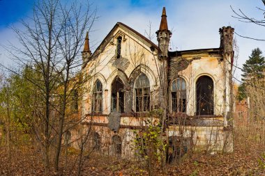 Khvostov 'un yıkılmış ve terk edilmiş köşkü Gotik tarzında, Lipets