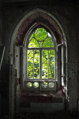 Gothi 'de terk edilmiş bir Khvostov malikanesinin eski çürük kapısı.