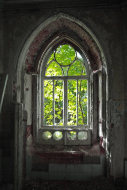 Gothi 'de terk edilmiş bir Khvostov malikanesinin eski çürük kapısı.