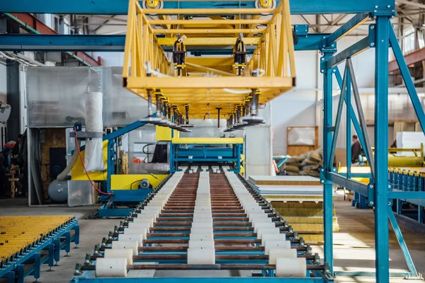 Linha de produção de painel de sanduíche de isolamento. Transportador de rolo de ma — Fotografia de Stock