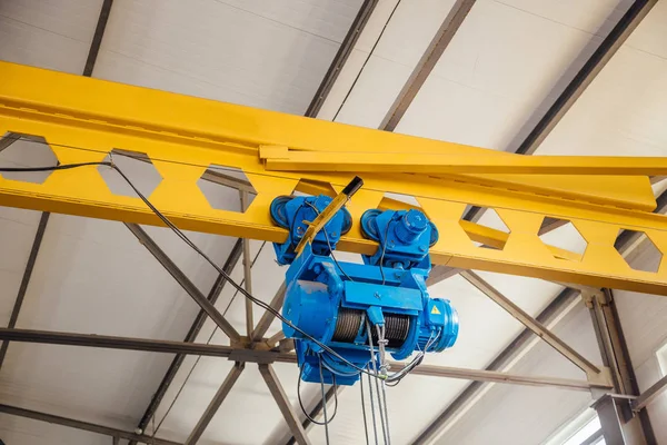 Industrial overhead crane in factory — Stock Photo, Image