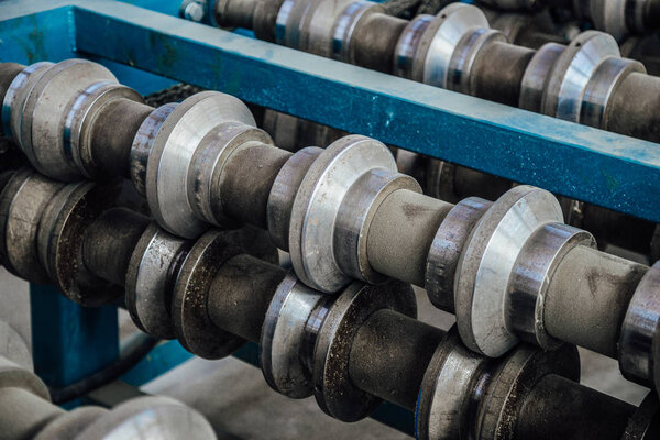 Профильные рулоны листоформовочной машины крупным планом
