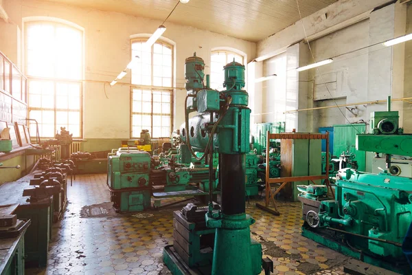 Industrieel draaien en boren werktuigmachines in oude werkplaats — Stockfoto