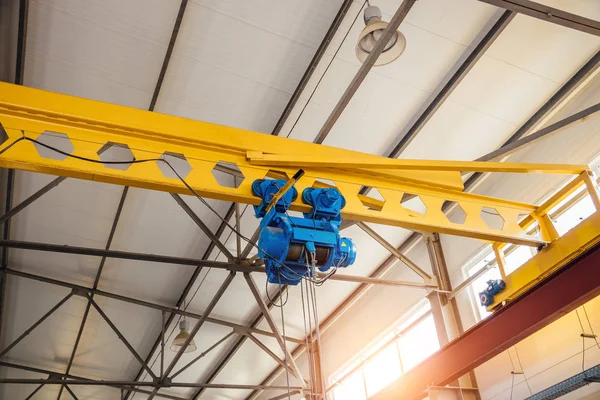 Industriële bovenloopkraan in fabriek — Stockfoto