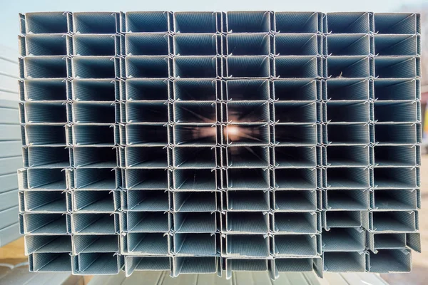 Будівництво сталевого профілю труби прямокутної форми з гофром — стокове фото