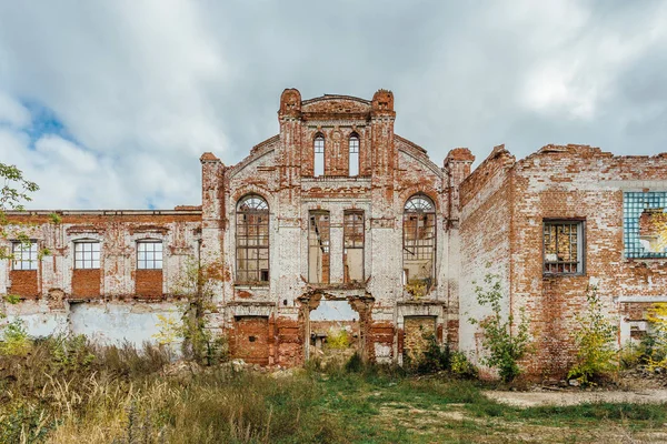 Zerstörte Fassade eines Industriebaus aus rotem Backstein im Jugendstil — Stockfoto