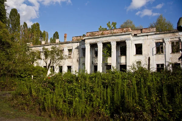 Opuštěné a přerostlé trosky školy pojmenované po Berijovi. Abkha — Stock fotografie