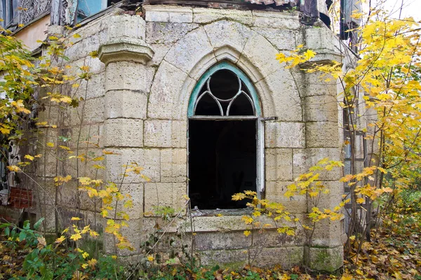 Old rotten doorway of an abandoned mansion of Khvostov  in gothi — Stock Photo, Image