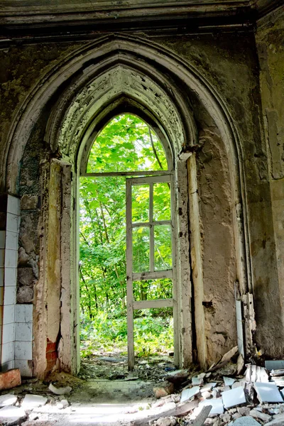 고티에 있는 크 보 스토프의 버려진 저택의 오래 된 썩은 문 — 스톡 사진