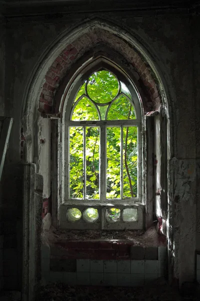 Gothi 'de terk edilmiş bir Khvostov malikanesinin eski çürük kapısı.