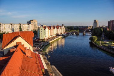 Çatıdan Kaliningrad Balıkçı Köyü ve Peregolya 'ya manzara