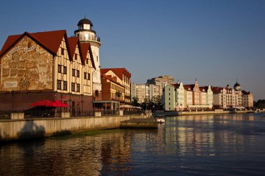 Balıkçı köyü manzarası, Peregolya nehri, Kaliningrad,