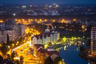Kalininingrad 'ın gece manzarası. Çatıdan görüntüle