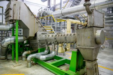 Modern Kimya fabrikasının içinde. Endüstriyel ekipmanlar, kablolar ve