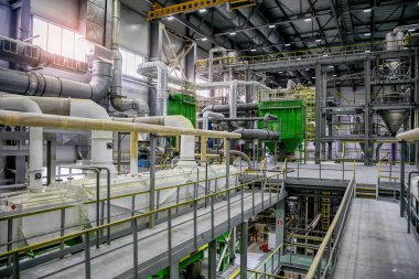 Modern kimya fabrikasının içinde. Termoplastik üretim hattı. Ben...