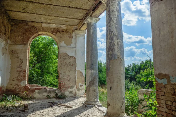 Terraza con columnas, una mansión abandonada del conde Voeikov — Foto de Stock