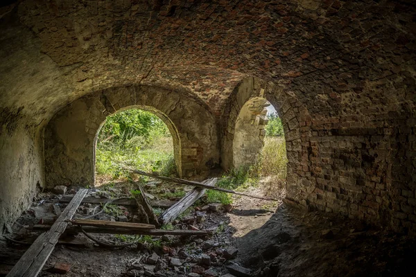 Staré zničené sklepní podlaží pod zbořeným zámkem hraběte Voeika — Stock fotografie