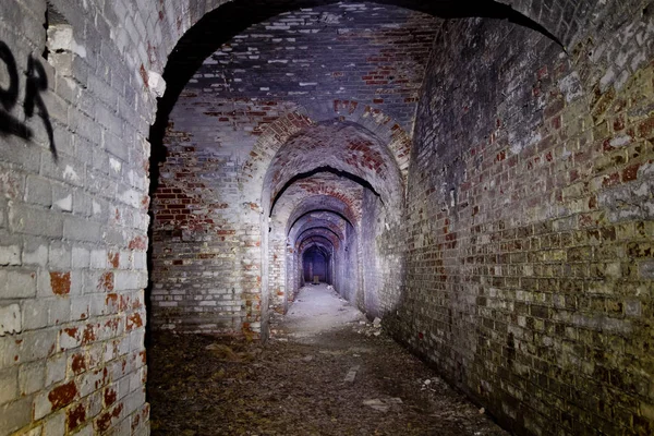 Gammal underjordisk passage under tysk befästningsborg — Stockfoto