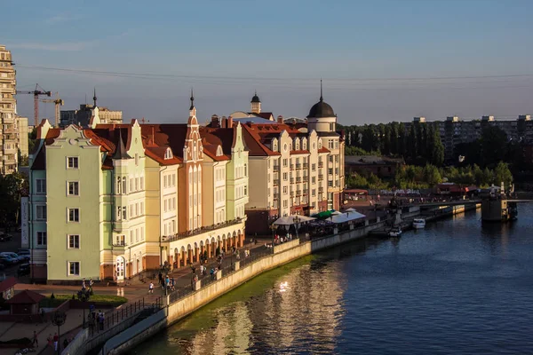 Çatıdan Kaliningrad Balıkçı Köyü ve Peregolya 'ya manzara — Stok fotoğraf