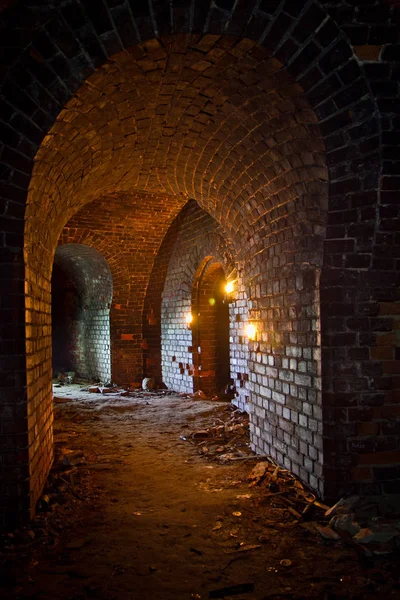 Donjon sous l'ancienne forteresse allemande illuminée par une lanterne et — Photo