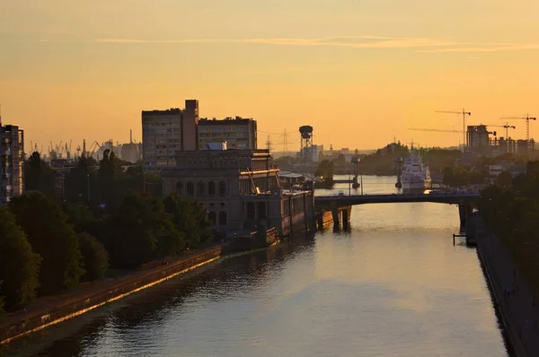 Vista desde la azotea. Puesta de sol en el río Peregolya, Kaliningrado, R —  Fotos de Stock