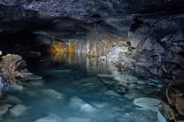 Gamle forladte oversvømmet kalksten mine Gurievsky i Byakovo, Tula - Stock-foto