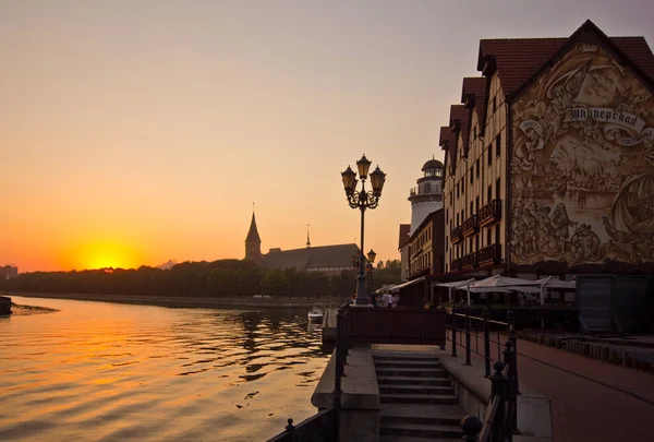 Sonnenuntergang im Fischerdorf am Fluss Peregolya, Kalkung — Stockfoto