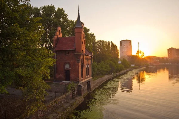 Nyári naplemente a szegecsen Peregolya, Kalinyingrád, Oroszország — Stock Fotó