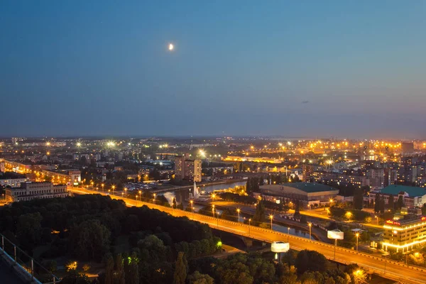 Paesaggio urbano notturno del centro di Kaliningrad. Vista dal tetto — Foto Stock