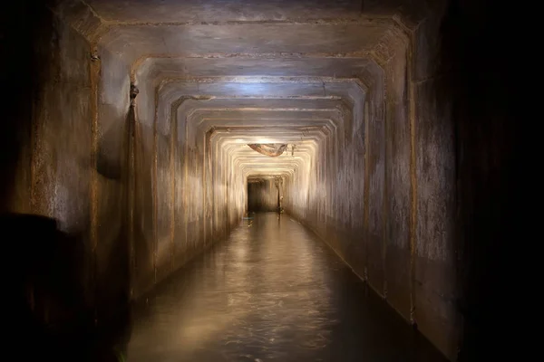 Túnel de alcantarillado inundado con agua contaminada sucia de ri subterráneo — Foto de Stock